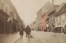 Vedere din Strada Porții de jos, spre Biserica Neagră, foto circa 1898, Arhivele Naționale Brașov, Colecția de fotografii și vederi. În dreapta este intrarea în curtea în care a funcționat atelierul lui Carl Muschalek (© Muzeul de Etnografie Brașov)