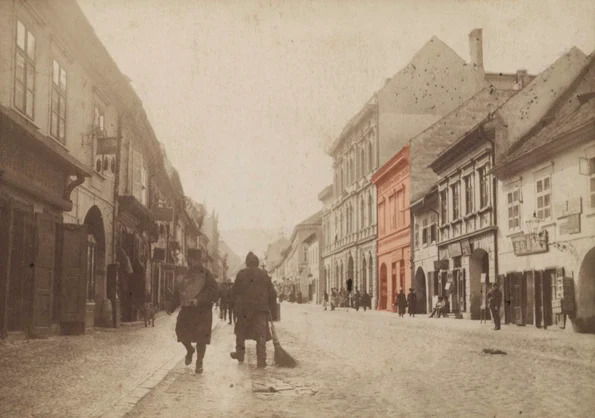 Vedere din Strada Porții de jos, spre Biserica Neagră, foto circa 1898, Arhivele Naționale Brașov, Colecția de fotografii și vederi. În dreapta este intrarea în curtea în care a funcționat atelierul lui Carl Muschalek (©  Muzeul de Etnografie Brașov)