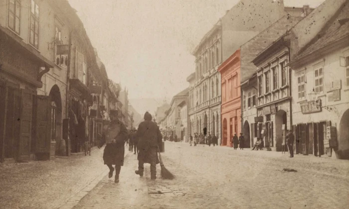 Vedere din Strada Porții de jos, spre Biserica Neagră, foto circa 1898, Arhivele Naționale Brașov, Colecția de fotografii și vederi. În dreapta este intrarea în curtea în care a funcționat atelierul lui Carl Muschalek (©  Muzeul de Etnografie Brașov)
