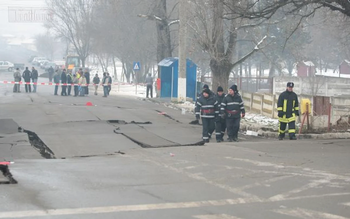 
    Trei persoane au ajuns la spital după ce un drum s-a surpat (foto: arhivă)  
