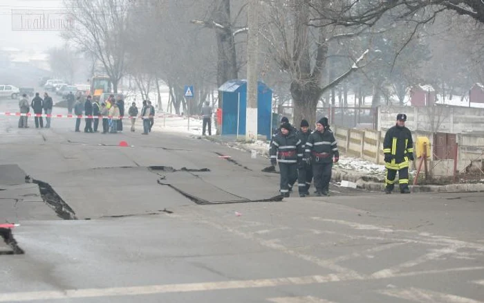 Trei persoane au ajuns la spital după ce un drum s-a surpat (foto: arhivă)
