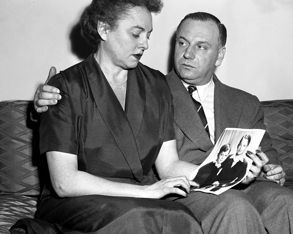 Valeriu și Ligia Georgescu în apartamentul lor din New York,  în 1953,  privind o fotografie a celor doi copii rămaşi în ţară,  Constantin şi Peter