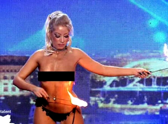Românii au Talent: Blonda nu a avut nicio reţinere în a se dezbrăca