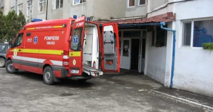 Tânărul a fost transportat la spital cu o ambulanţă