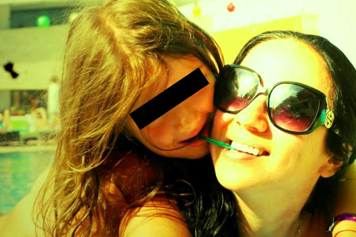 
    Rocsana Marcu şi fetiţa ei, Mayra.  