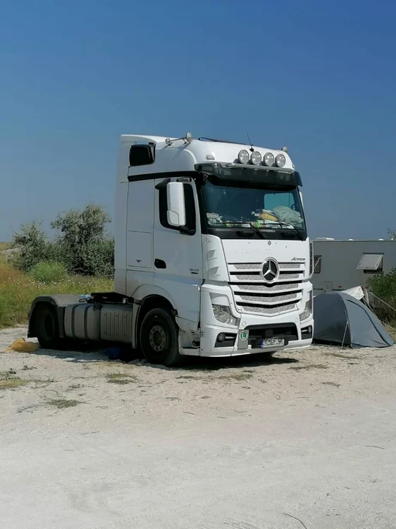 Şi-a parcat cabina de TIR pe o plajă sălbatică FOTO ARBDD