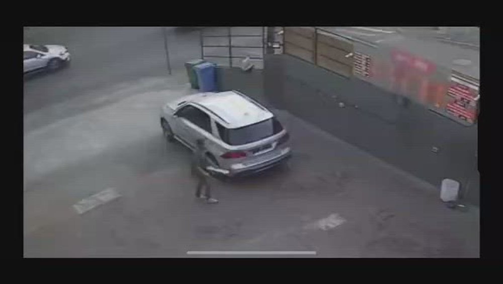 Un bărbat a furat o mașină neînmatriculată dintr-o spălătorie la care fusese angajat și s-a plimbat cu ea prin Capitală, deși nu avea permis