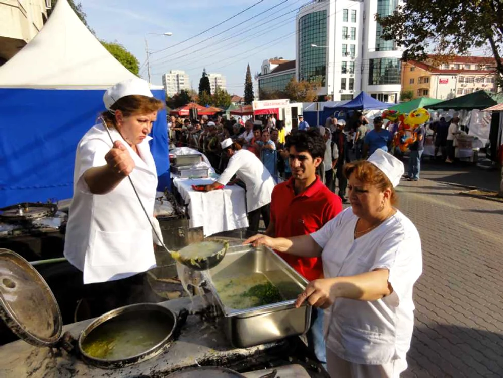 Trecătorii au aşteptat cu sufletul la gură câteva ore până ce mâncarea a fost gata