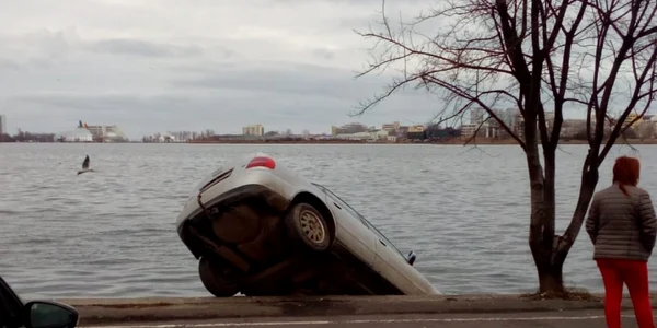 Masina cazuta in lacul Tabacarie din Constanta