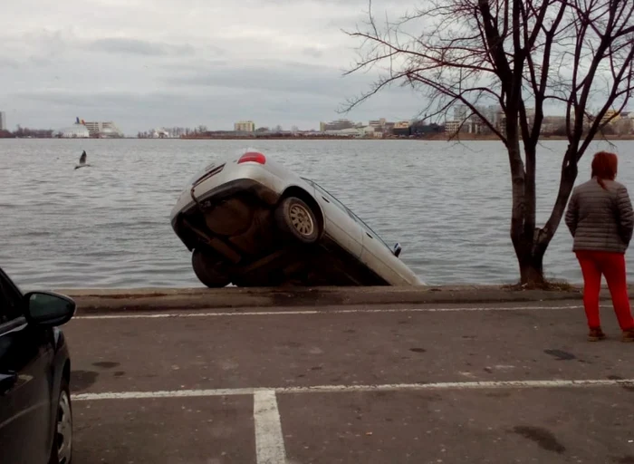 Maşina a căzut în lac