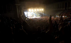 Ploaia torențială nu i a alungat pe fani jpeg