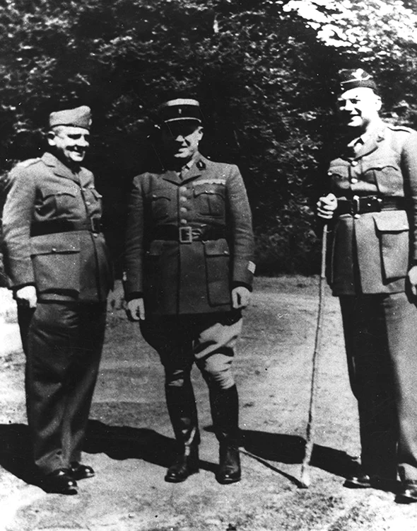 Aliaţii colaboratori la spargerea codului „Enigmei”, în centrul secret al spionajului francez de la „Bruno”, în primăvara anului 1940; de la stânga la dreapta: locotenent-colonelul Gwido Langer, comandantul echipei poloneze de criptologi, locotenent-colonelul Gustave Bertrand, șef al serviciului secret francez, şi maiorul Kenneth Mc Farland, un ofițer britanic de legătură din Bletchley Park