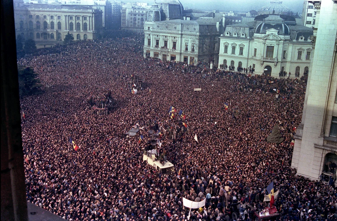 Imagine din Piața Revoluției București, surprinsă în timpul Revoluției din 1989  / foto: Romprest