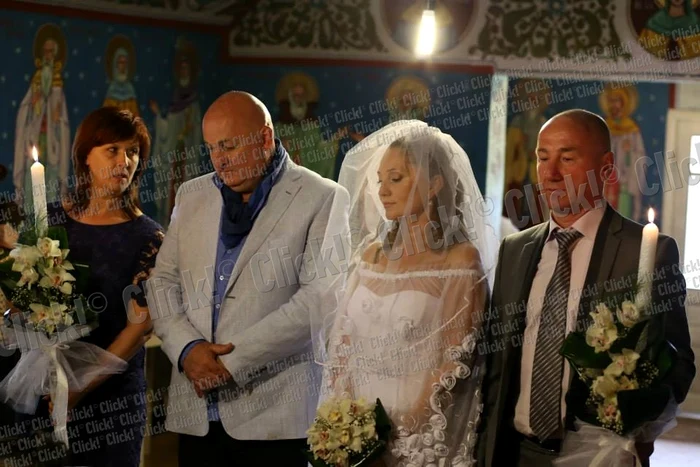 Constantin Cotimanis şi Mărcuţa Florina s-au căsătorit într-un cadru mirific la Vatra Dornei.