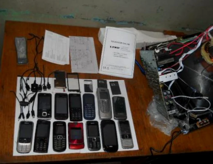 Sute de telefoane au fost confiscate de gardieni. FOTOArhivă.