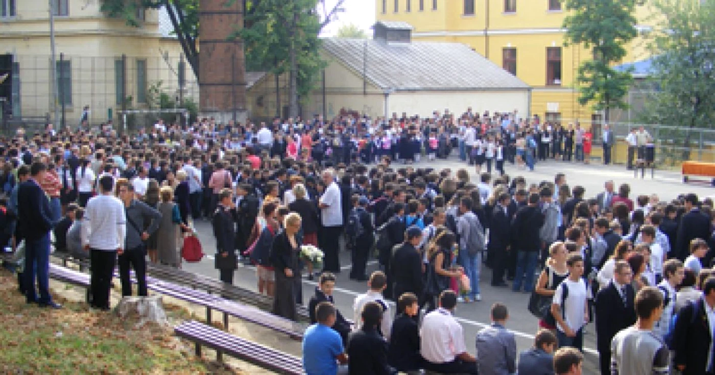 Iasi: Elev la oraş, elev la ţară în prima zi de şcoală