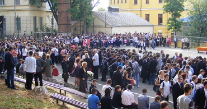 Iasi: Elev la oraş, elev la ţară în prima zi de şcoală