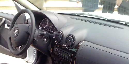 Primele poze cu bordul din Dacia Duster