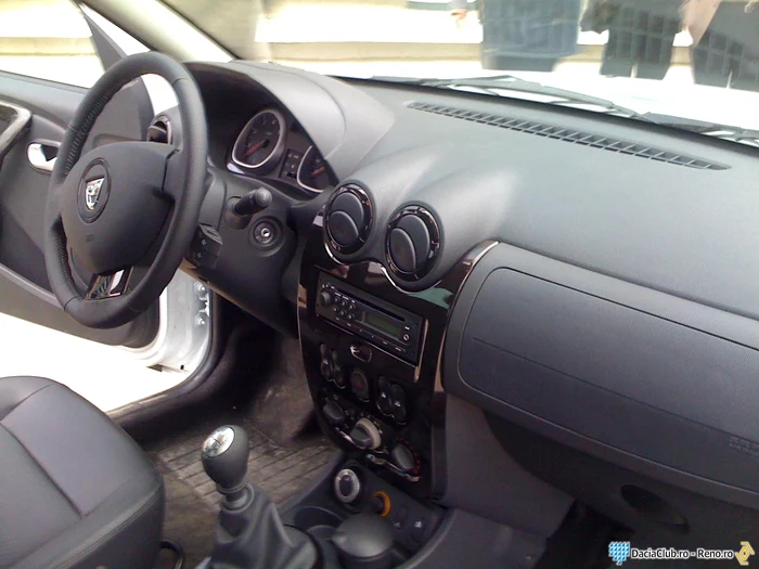 Primele poze cu bordul din Dacia Duster