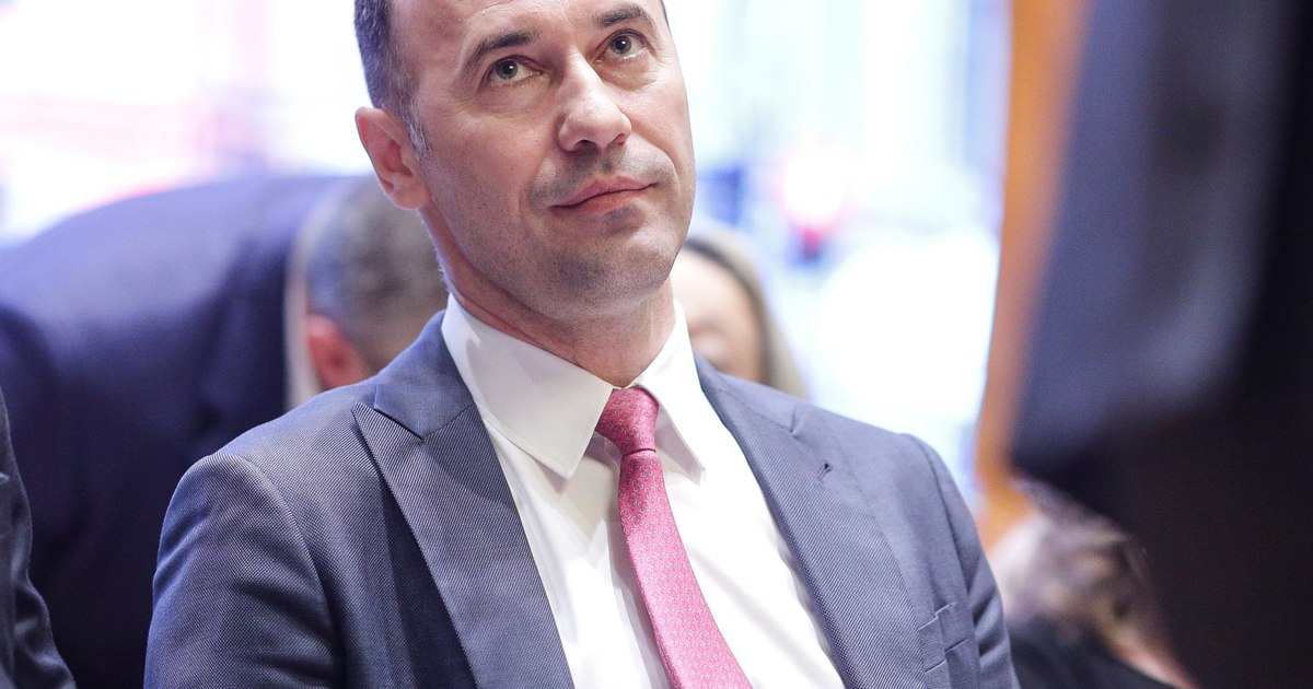 Iulian Dumitrescu, acuzat de luare de mită în familia sa, în fața justiției