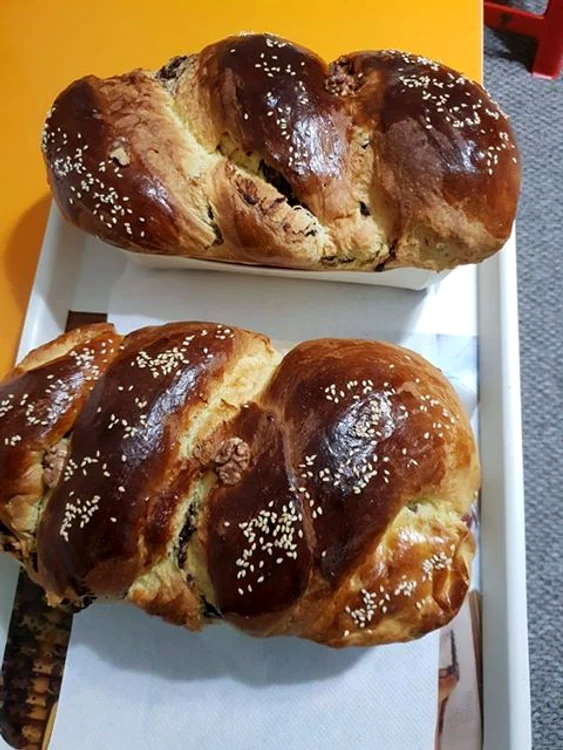 
    Cozonac cu nucă, stafide și rahat  