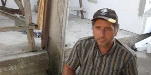 Bacău: Un bărbat și-a surprins soția în pat cu doi consăteni