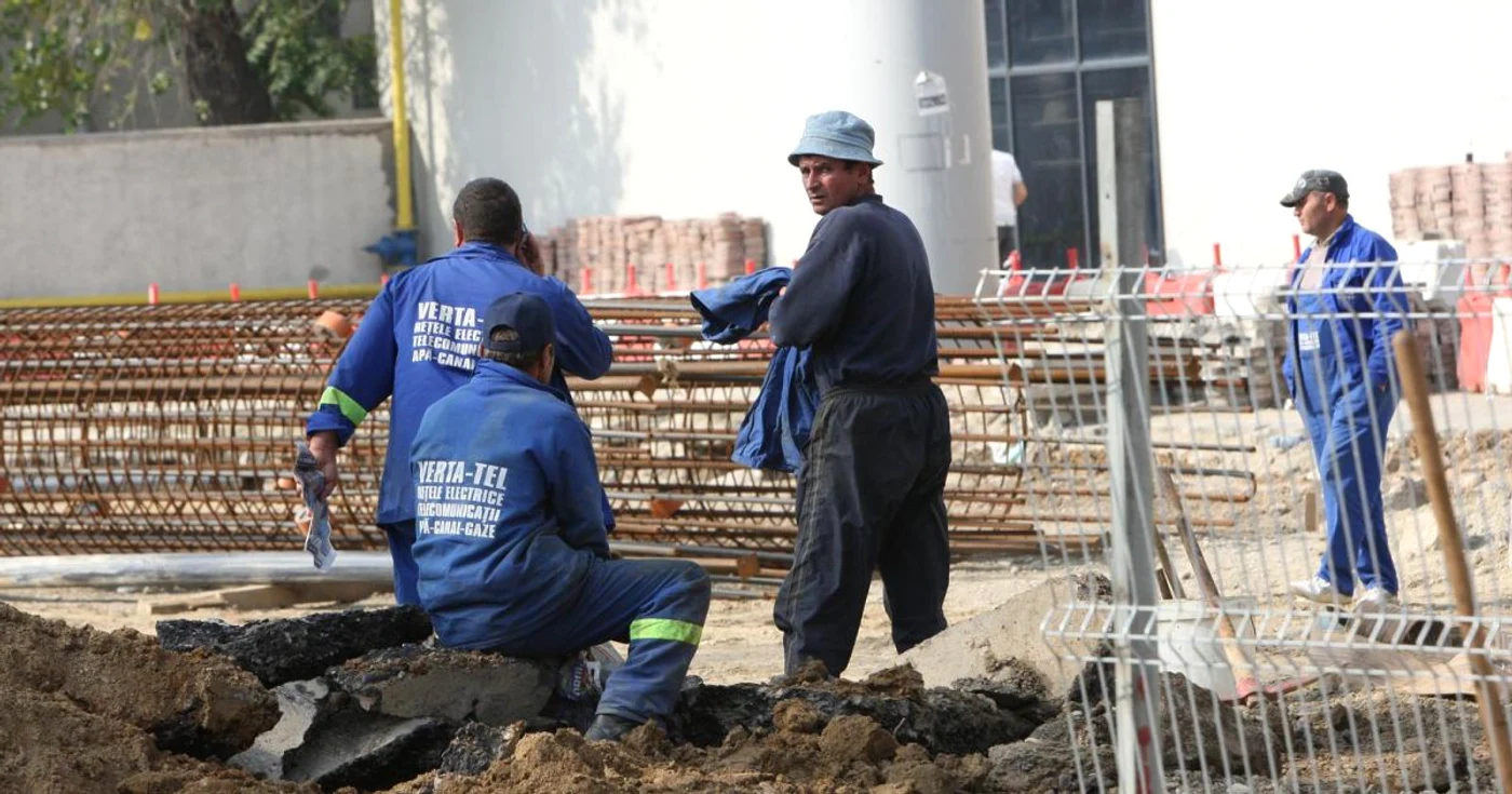 Muncitorii din construcţii sunt, cel mai adesea, angajaţi fără forme legale