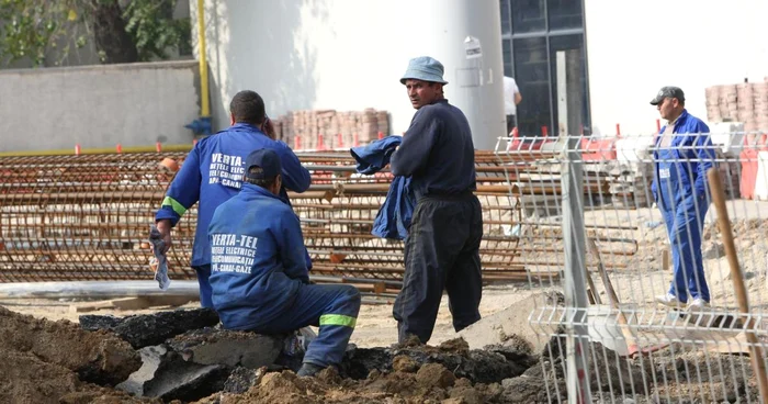 Muncitorii din construcţii sunt, cel mai adesea, angajaţi fără forme legale