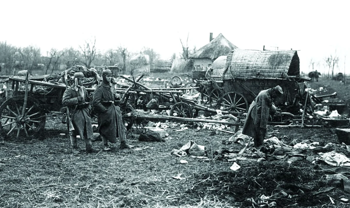 Militarii germani inspectează resturile lăsate de Armata Română lângă București, 21 noiembrie/4 decembrie 1916
