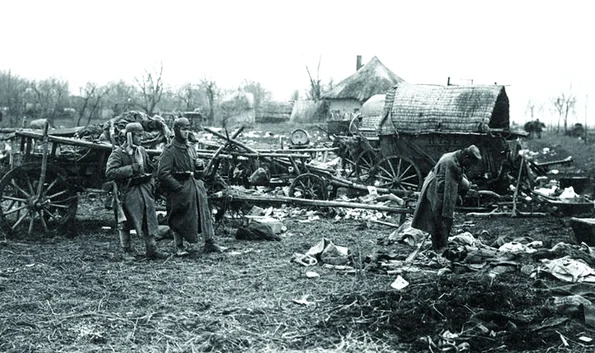 Militarii germani inspectează resturile lăsate de Armata Română lângă București, 21 noiembrie/4 decembrie 1916