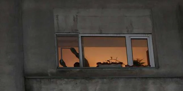 Tinerii au sărit pe geam de la petrecere (Foto Arhivă)