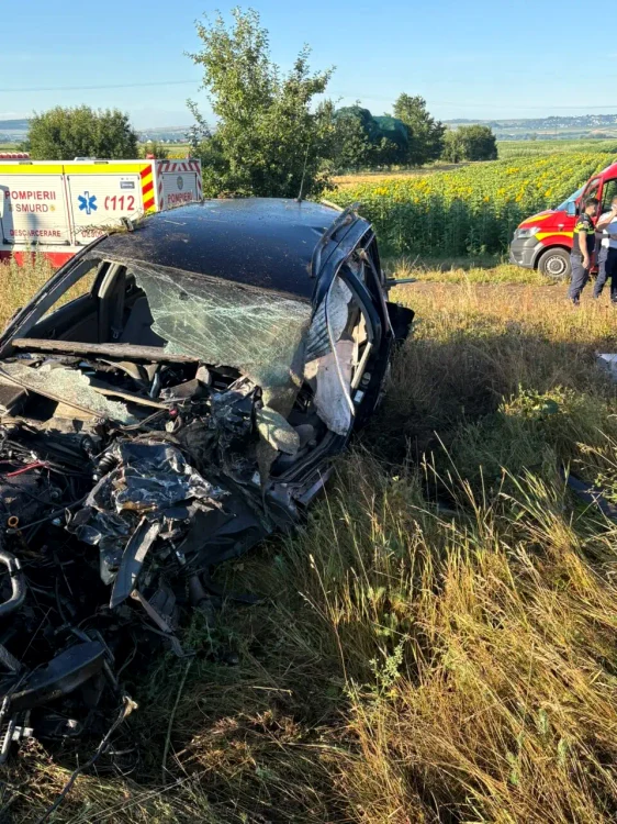 Șoferul a fost aruncat în afara mașinii de impactul cu trenul
