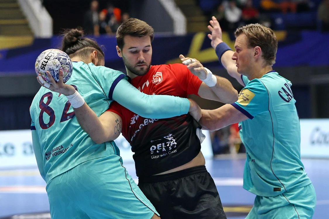 Dinamoviștii s-au blocat în fața Barcelonei, campioana en titre a Europei la handbal