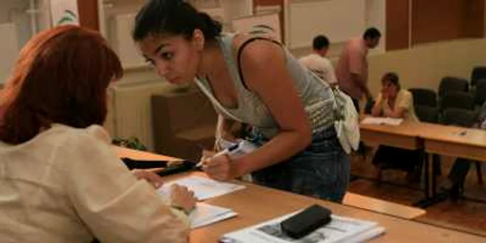 Patru eleve repartizate la un liceu (arhivă)