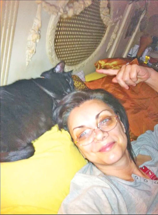 Carmen Tănase,  cu pisica pe cap