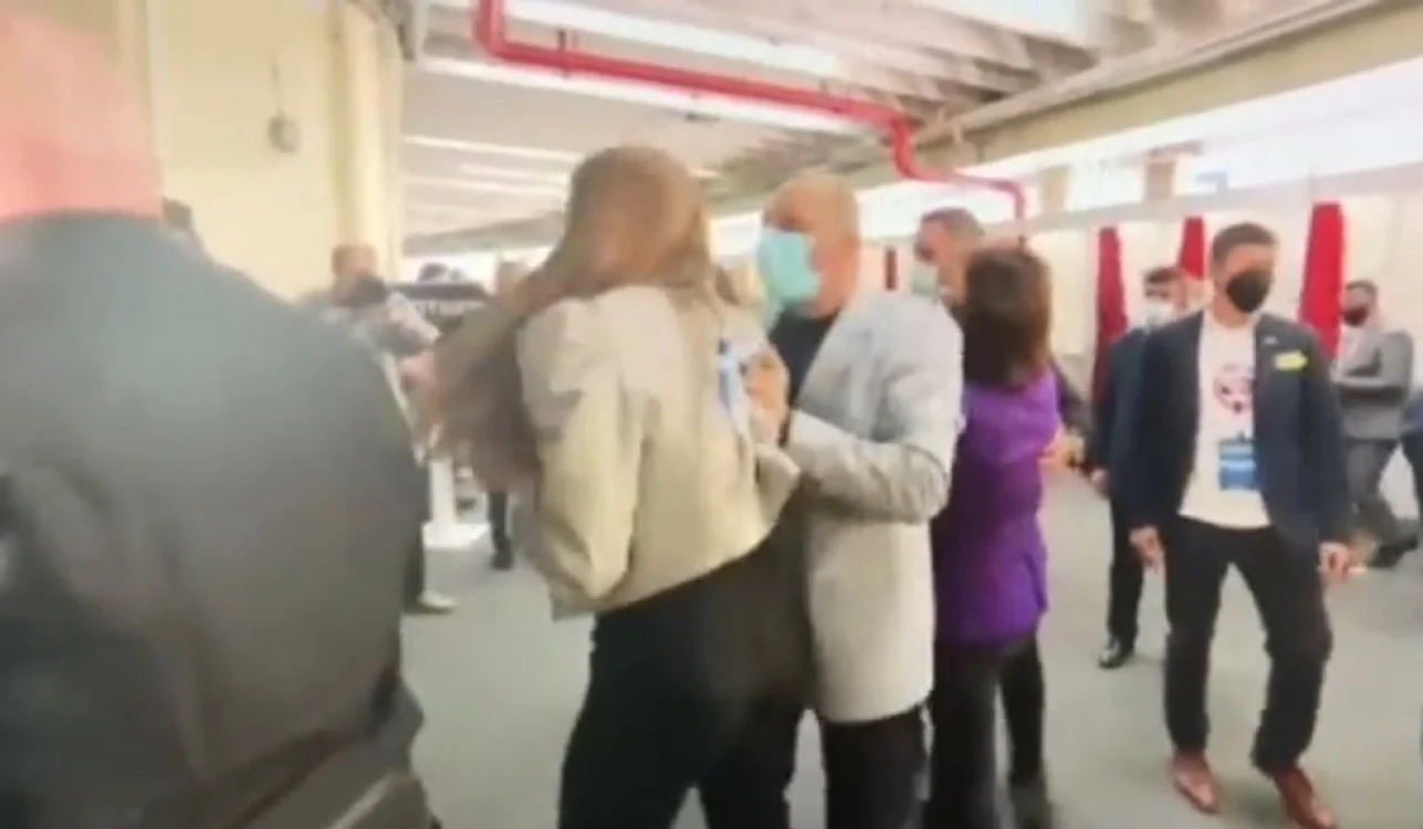 Jurnalista Mădălina Mihalache a arătat modul în care s-au comportat unii organizatori de la Congresul PNL. FOTO Captură video