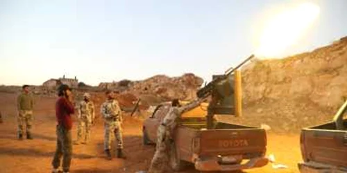 Membrii opoziţiei siriene trag către poziţiile regimului Asad în sudul Alepului Siria FOTO Mediafax/Abdulfetah Huseyin