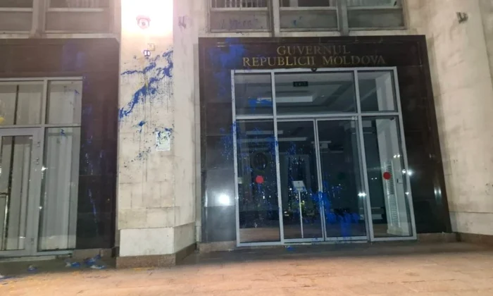 foto clădirea guvernului republicii moldova, vandalizat cu vopsea albastra