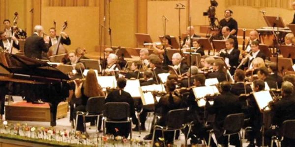Orchestra din Sankt Petersburg va concerta mâine