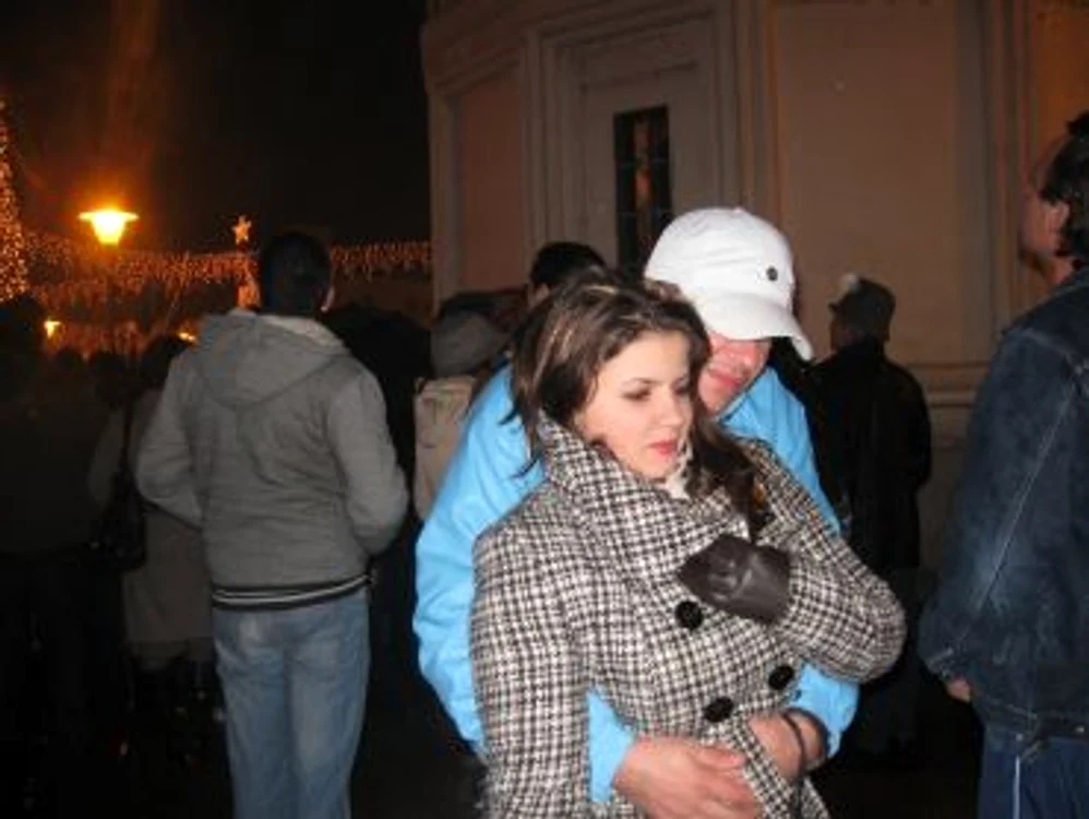 Tinerii superstiţioşi s-au sărutat de Revelion ca să fie iubiţi tot anul