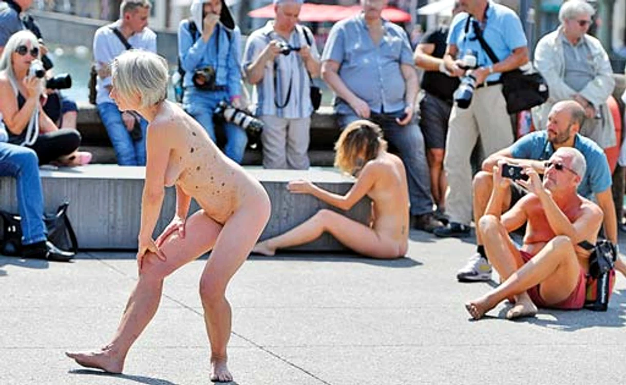 Interzis minorilor: în centrul oraşului Zürich femeile dansează goale