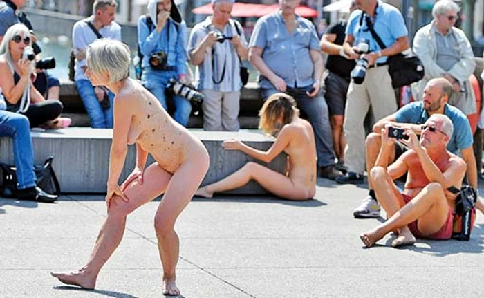 Interzis minorilor: în centrul oraşului Zürich femeile dansează goale