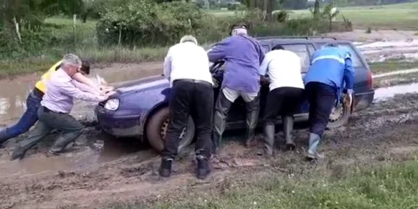 Maşină ministerială blocată în noroi la Galaţi FOTO captură video DIGI TV