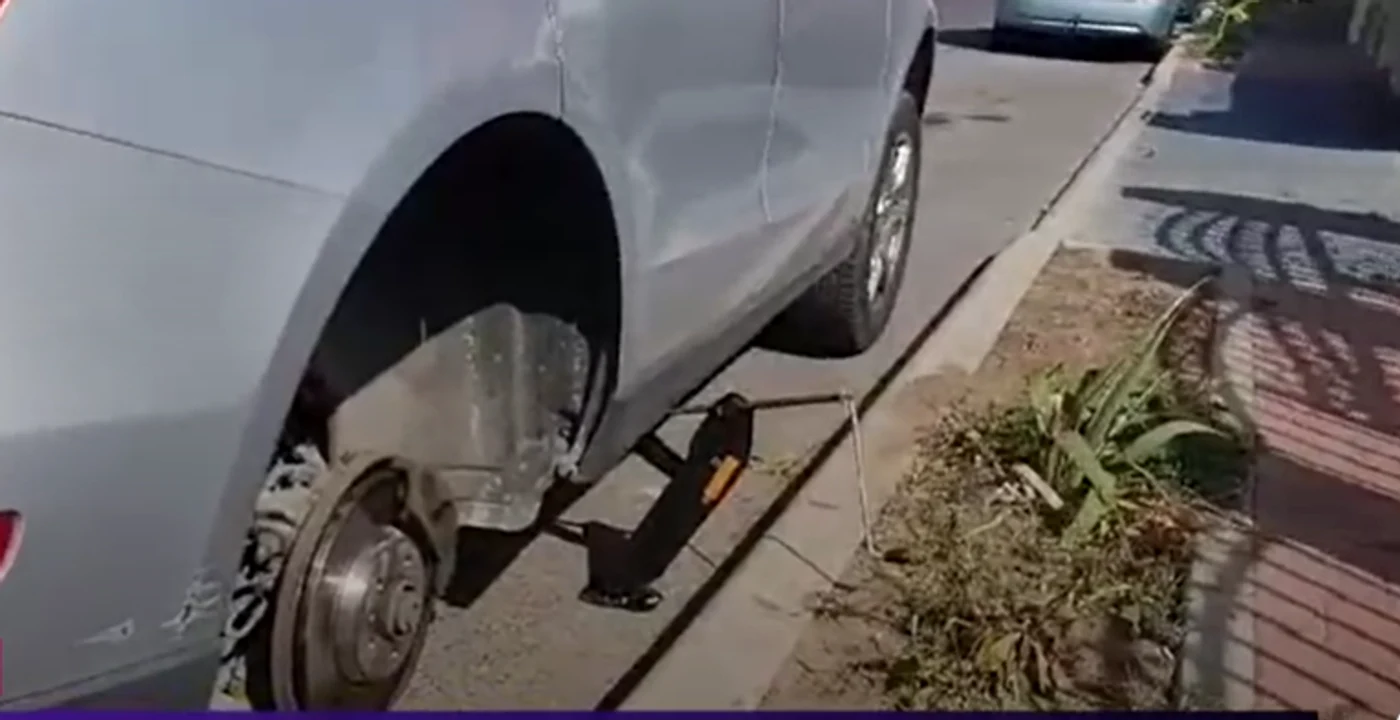 Oamenii au fost nevoiți să schimbe cauciucurile. FOTO captură video Digi24
