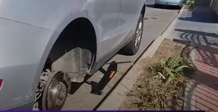 Zeci de șoferi s-au trezit cu anvelopele de la mașini tăiate, în Constanța: „Toate mașinile erau pe cric” VIDEO Zeci de șoferi s-au trezit cu anvelopele de la mașini tăiate, în Constanța: „Toate mașinile erau pe cric” VIDEO