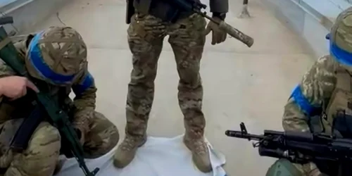 Militarii ucraineni se pozează pe clădirile cucerite în Rusia. FOTO X