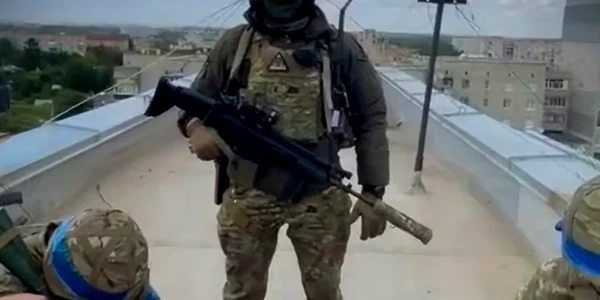 Militarii ucraineni se pozează pe clădirile cucerite în Rusia. FOTO X