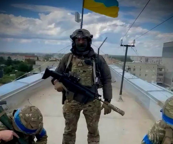 Militarii ucraineni se pozează pe clădirile cucerite în Rusia. FOTO X