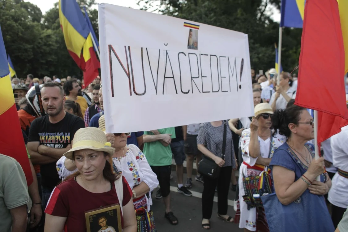 Cei mai mulţi protestatari nu poartă măşti de protecie şi nu resectă distanţa fizică FOTO Inquam Photos / Octav Ganea