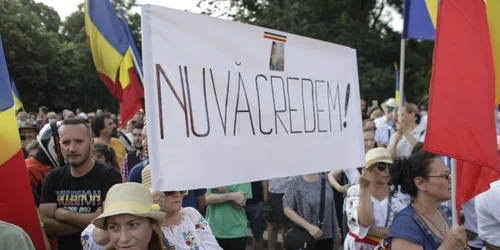 Protest pentru renunţarea la obligativitatea purtării măştilor şi respingerea legii izolarii si carantinei în Piaţa Victoriei din Bucureşti FOTO Inquam Photos / Octav Ganea